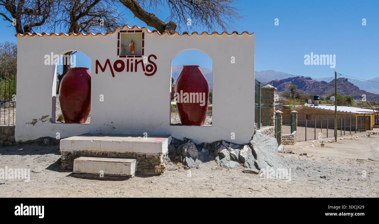 Schild am Eingang des Dorfes Molionos im Calchaquí-Tal in der Provinz Nordwest-Argentinien Südamerika Stockfoto