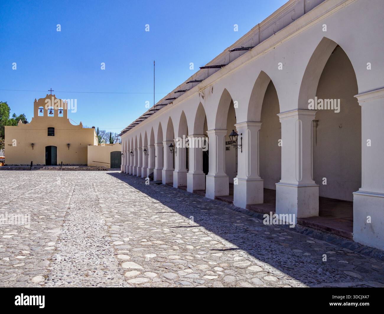Die Kirche San Jose und die bogenförmige Kolonnade des Archäologischen Museums auf dem Hauptplatz von Cachi, einer hübschen Stadt in Argentinien Südamerika Stockfoto