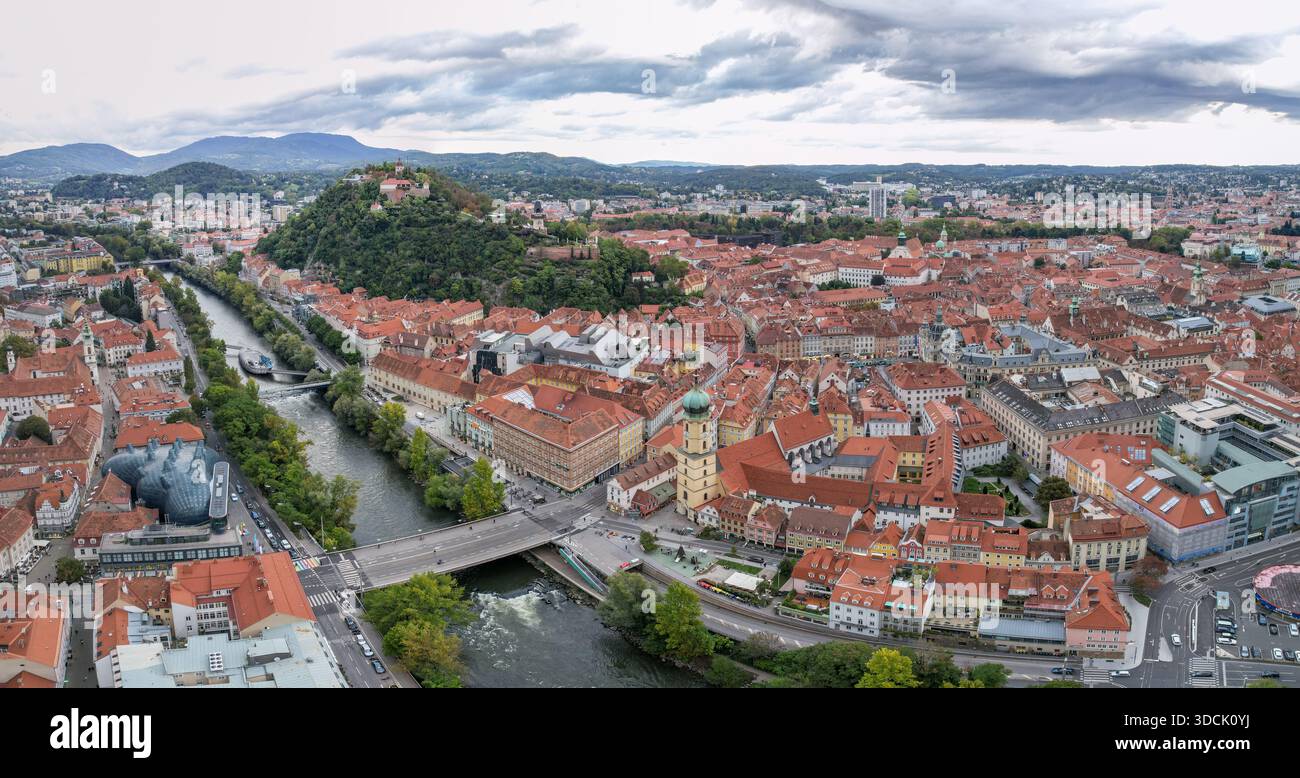 Aus der Vogelperspektive auf die Mur, die sich durch die Stadt schlängelt, gekrönt vom Schlossberg und seinen Befestigungsanlagen, Graz, Steiermark, Österreich. Stockfoto