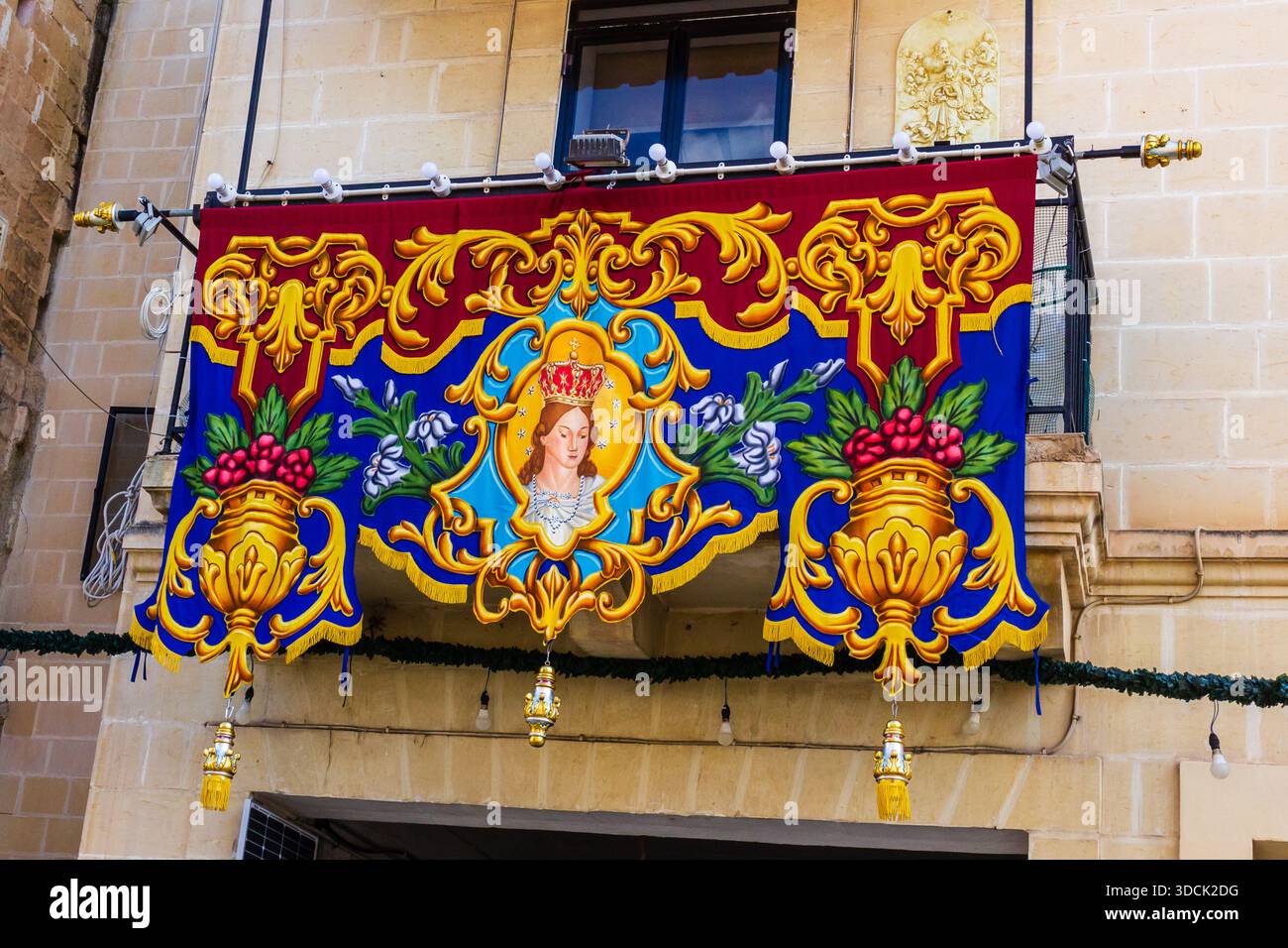 Buntes religiöses Banner mit kunstvollem Goldrahmen und Jungfrau Maria-Symbol für Kirchendekor und Festivalausstellung Stockfoto