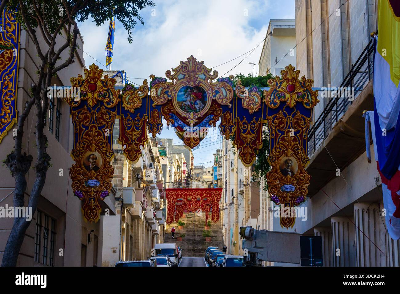 Kunstvoller Festival Arch Über Der Schmalen Straße Mit Farbenfrohen Drapierten Dekor Und Flaggen Während Des Community Festivals Stockfoto