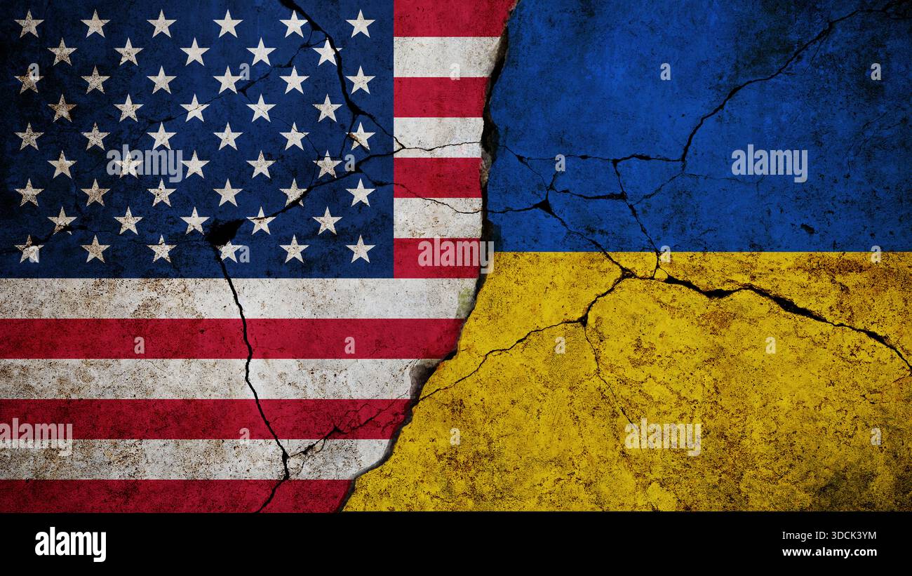 Zerrissene Flaggen der Vereinigten Staaten und der Ukraine symbolisieren politische Spannungen, internationale Konflikte oder gebrochene Beziehungen. Der Begriff der Diplomatie Stockfoto