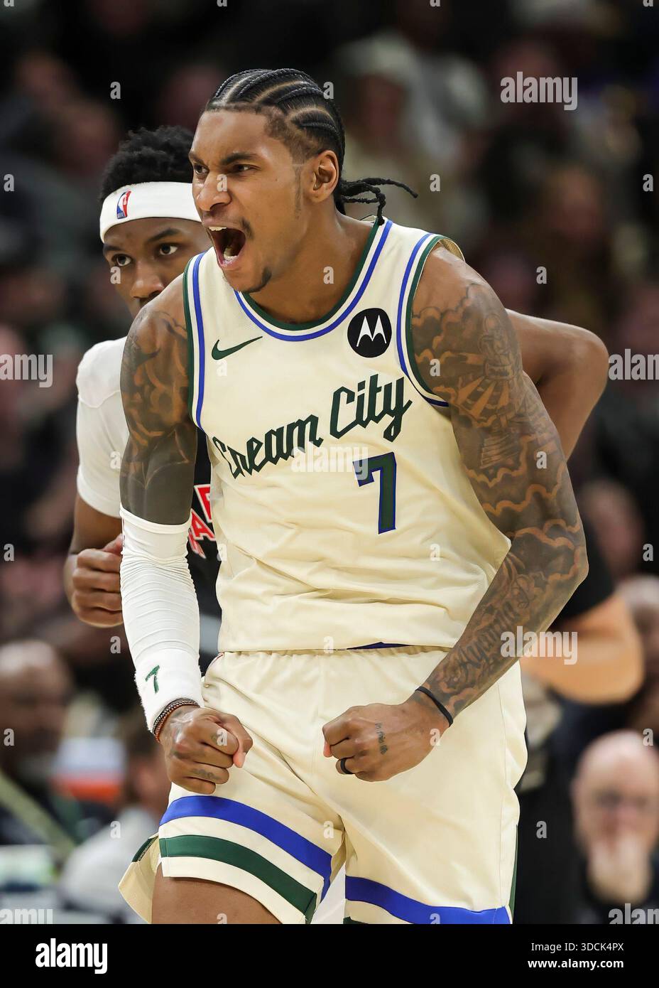 (251219) – MILWAUKEE, 19. Dezember 2025 (Xinhua) – Kevin Porter Jr. von Milwaukee Bucks (Front) feiert 2025-2026 am 18. Dezember 2025 das reguläre NBA-Spiel zwischen Milwaukee Bucks und Toronto Raptors in Milwaukee, USA. (Foto: Joel Lerner/Xinhua) Stockfoto