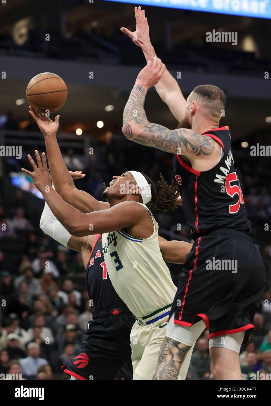 (251219) -- MILWAUKEE, 19. Dezember 2025 (Xinhua) -- Myles Turner (C) von Milwaukee Bucks (C) geht am 18. Dezember 2025 während des NBA-Spiels 2025-2026 zwischen Milwaukee Bucks und Toronto Raptors in Milwaukee, USA, in den Korb. (Foto: Joel Lerner/Xinhua) Stockfoto