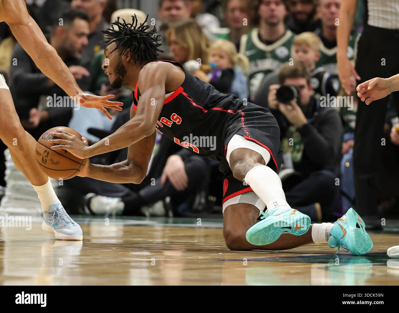 (251219) -- MILWAUKEE, 19. Dezember 2025 (Xinhua) -- Immanuel Quickley von Toronto Raptors, der am 18. Dezember 2025 im NBA-Spiel 2025-2026 zwischen Milwaukee Bucks und Toronto Raptors in Milwaukee, USA, den Ball übergibt. (Foto: Joel Lerner/Xinhua) Stockfoto