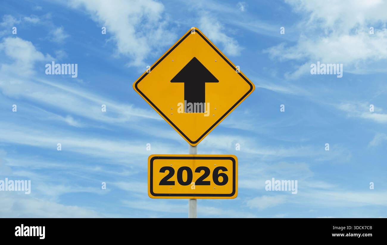 Gelbes Straßenschild mit Pfeilrichtung zum neuen Jahr 2026 auf blauem Himmel, Konzept. Neues Jahr und neuer Weg zu einem erfolgreichen Leben, kreative Idee. Ab 2026 Stockfoto