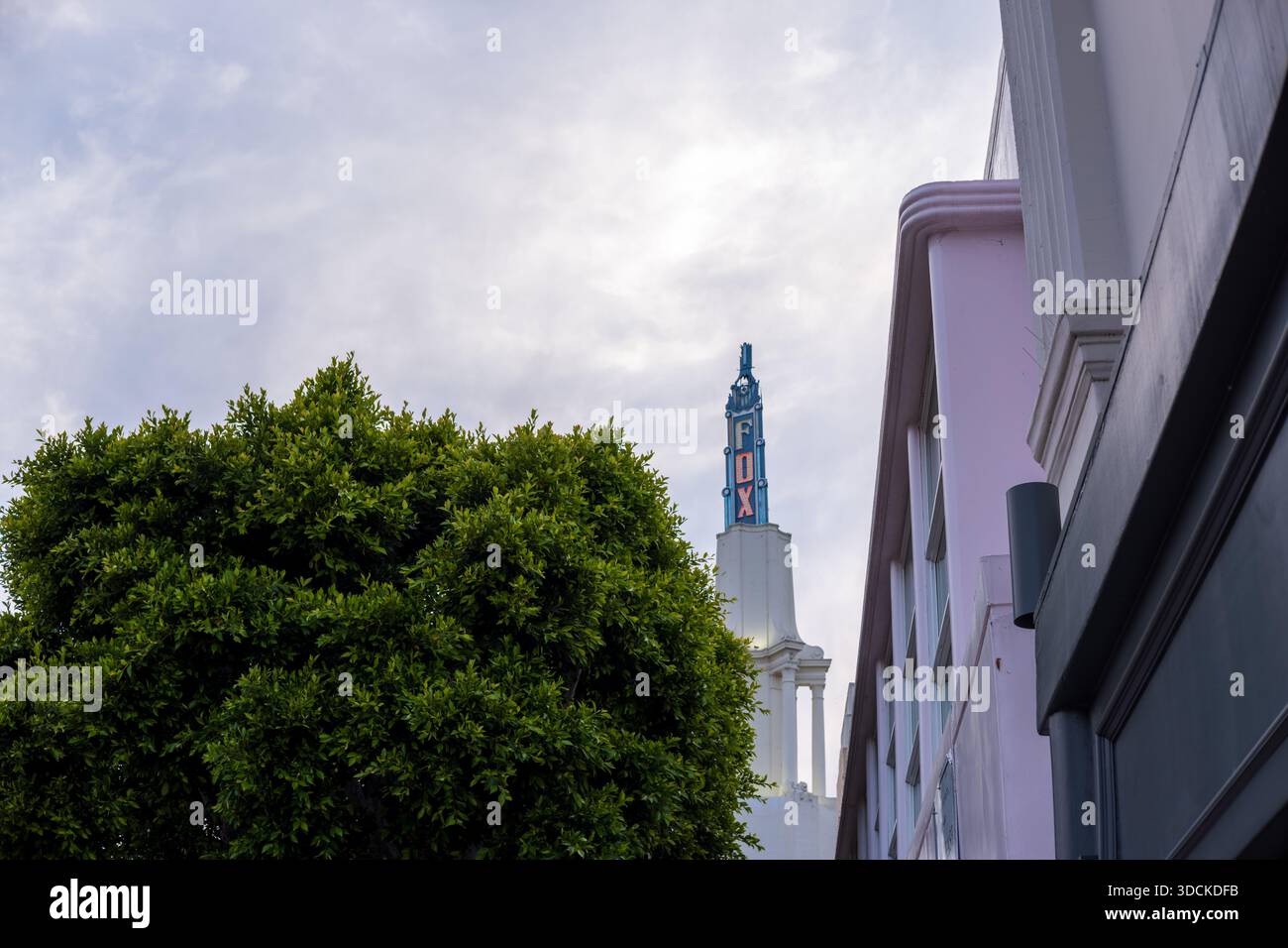 Fox Theater Westwood Village Tower erhebt sich über Bäumen und pastellfarbenen Gebäuden, Los Angeles, Kalifornien, USA Stockfoto