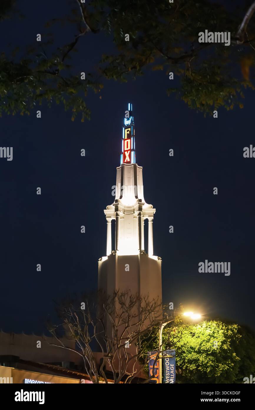 Beleuchteter Fox Theater Westwood Village Turm bei Nacht vor dunklem Himmel, Los Angeles, Kalifornien, USA Stockfoto