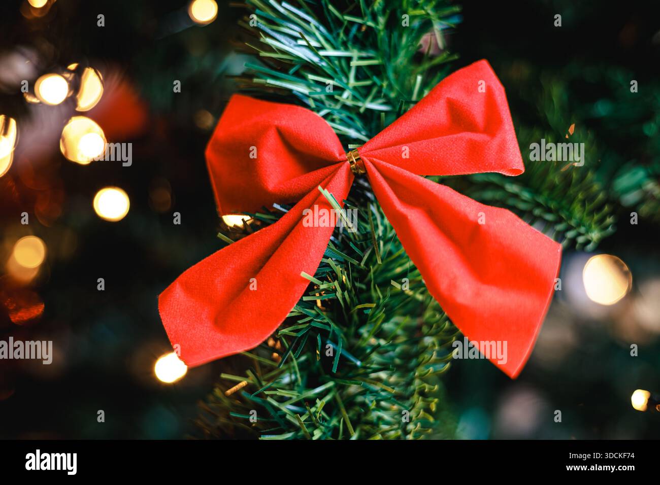 Sammlung von weißen, gerissenen Papierstreifen und Fragmenten, die auf einer dunklen Holzoberfläche angeordnet sind. Zerrissene Papierstücke mit rauen Kanten in einer abstrakten Form. Stockfoto