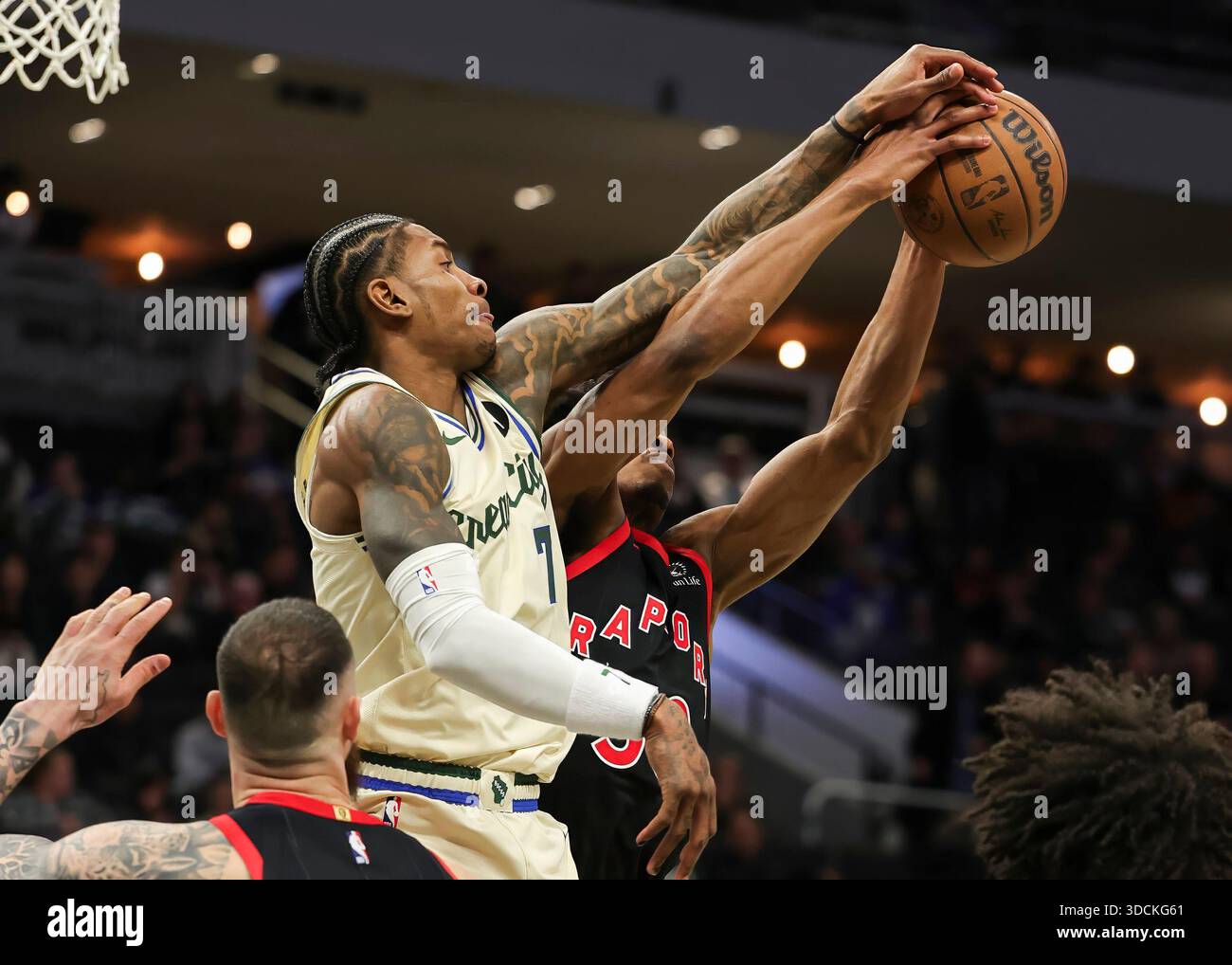 (251219) -- MILWAUKEE, 19. Dezember 2025 (Xinhua) -- Kevin Porter Jr. von Milwaukee Bucks (Top L) tritt am 18. Dezember 2025 während des NBA-Spiels 2025-2026 zwischen Milwaukee Bucks und Toronto Raptors in Milwaukee, USA, an. (Foto: Joel Lerner/Xinhua) Stockfoto