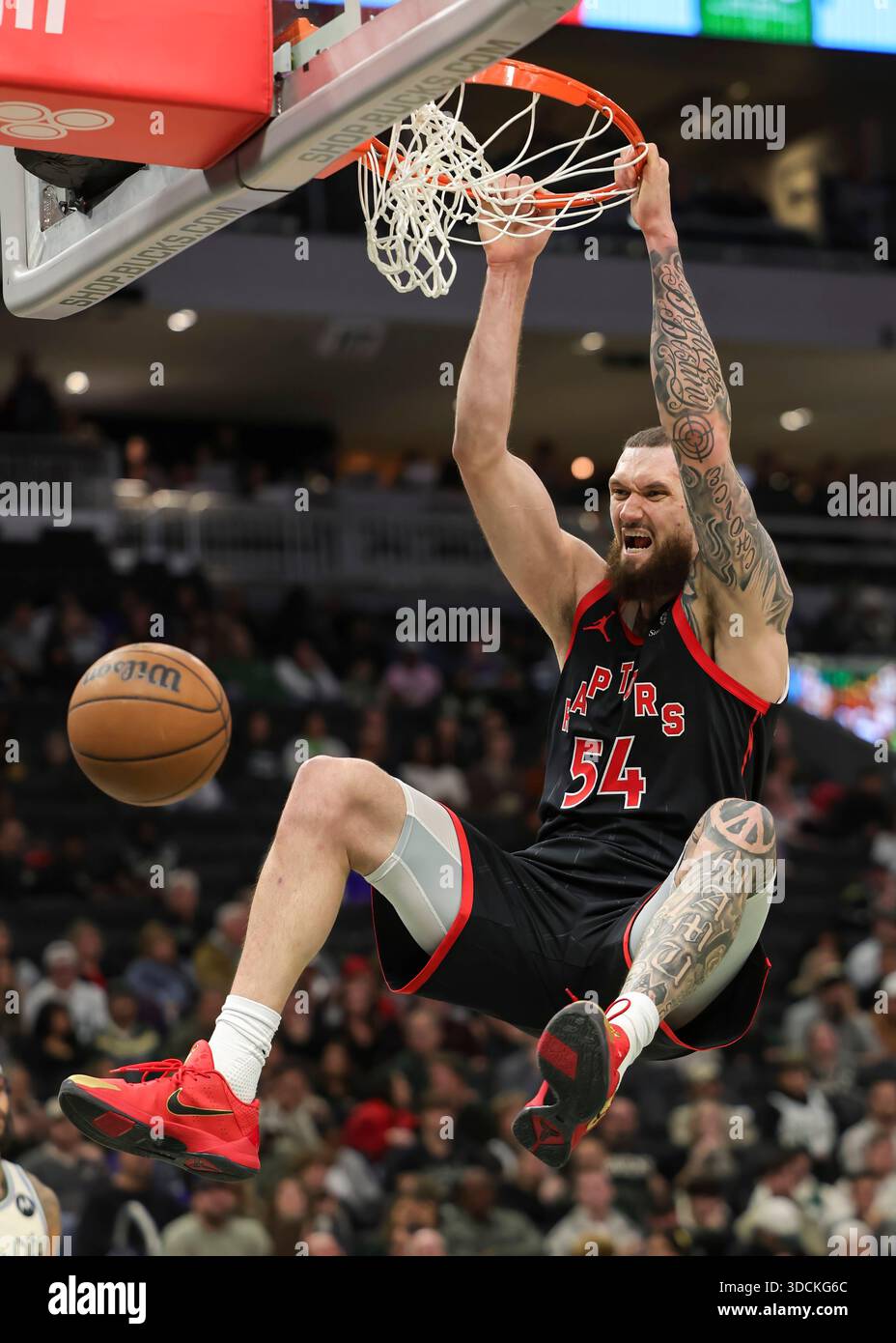 (251219) -- MILWAUKEE, 19. Dezember 2025 (Xinhua) -- Sandro Mamukelashvili dunks von Toronto Raptors während des regulären NBA-Saisonspiels 2025-2026 zwischen Milwaukee Bucks und Toronto Raptors in Milwaukee, USA, am 18. Dezember 2025. (Foto: Joel Lerner/Xinhua) Stockfoto