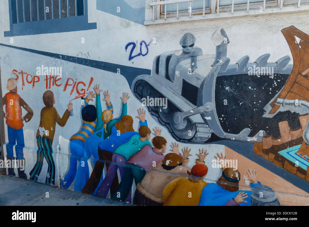 Politisches Streetart-Wandbild, das die Menge zeigt, die Bulldozer mit „Stop the Pig!“ konfrontiert. Graffiti, Venice Beach, Los Angeles, Kalifornien, USA Stockfoto