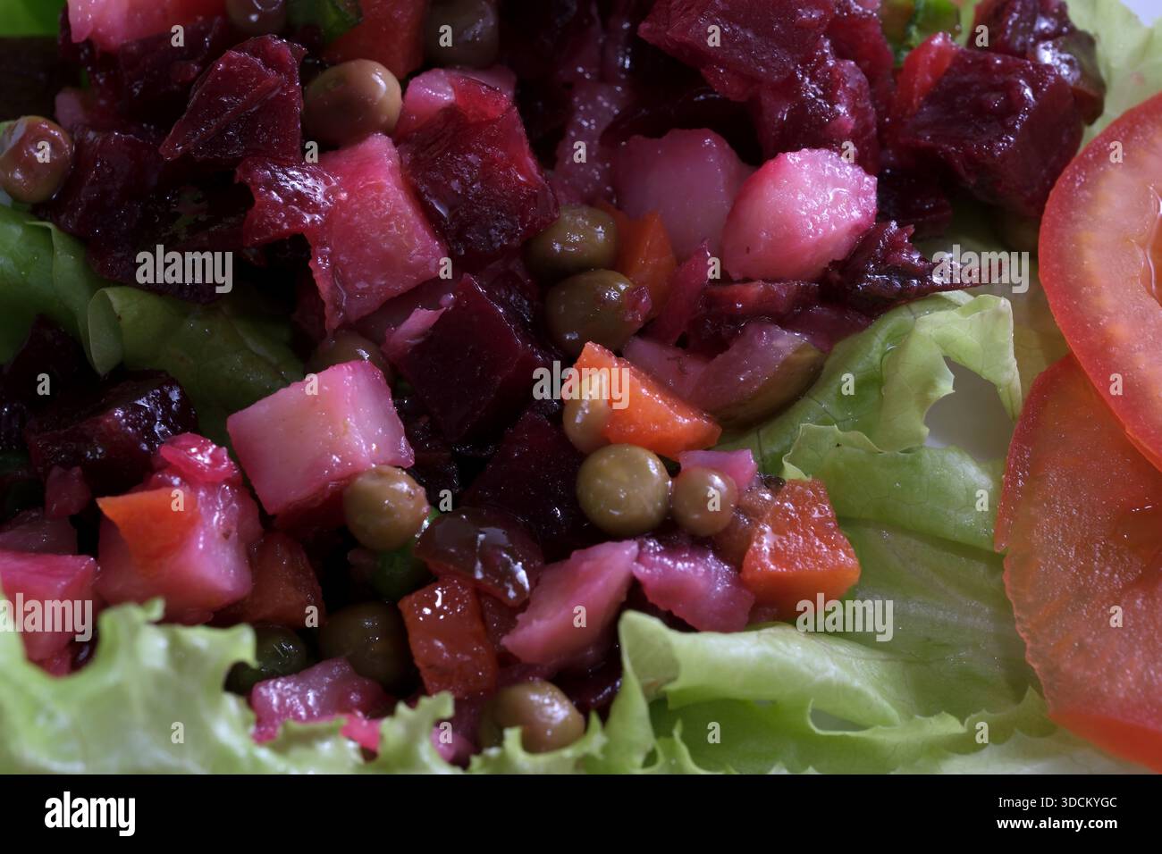 Frisches Gemüse und Obst harmonieren in diesem lebendigen Salat. Stockfoto