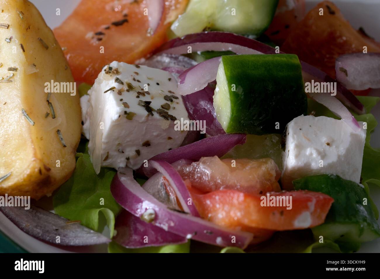Ein lebendiger Salat mit knusprigem Salat, bunten Gemüse und Fetakäse. Stockfoto
