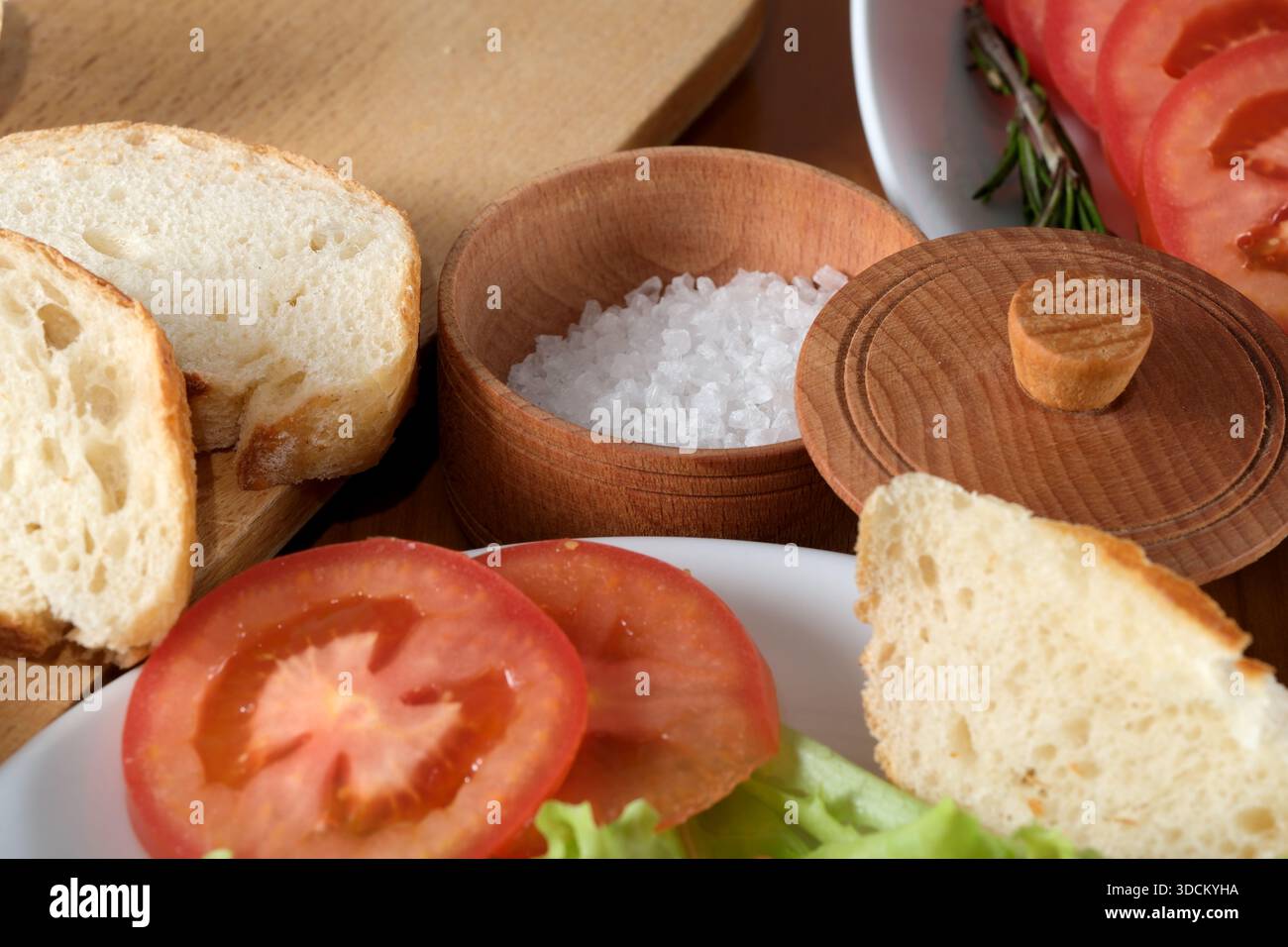 Brotscheiben und reife Tomaten mit einem Hauch Salz für den Geschmack. Stockfoto