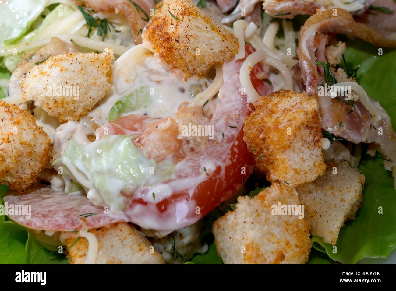 Farbenfrohe Salatmischungen mit Salat, Tomaten und Croutons bieten köstliche Aromen. Stockfoto