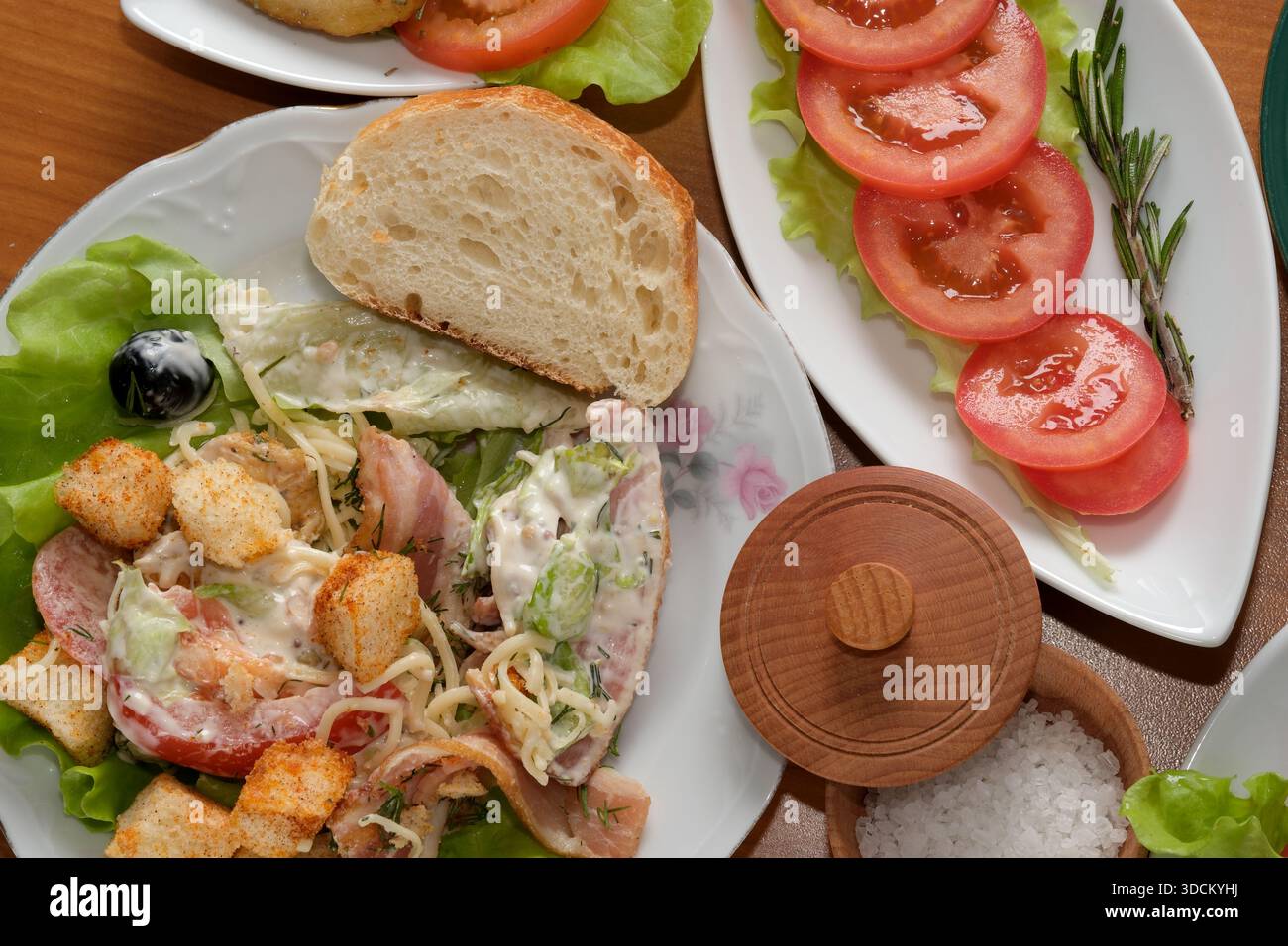 Farbenfroher Salat mit Croutons und Tomaten bietet ein köstliches kulinarisches Erlebnis. Stockfoto