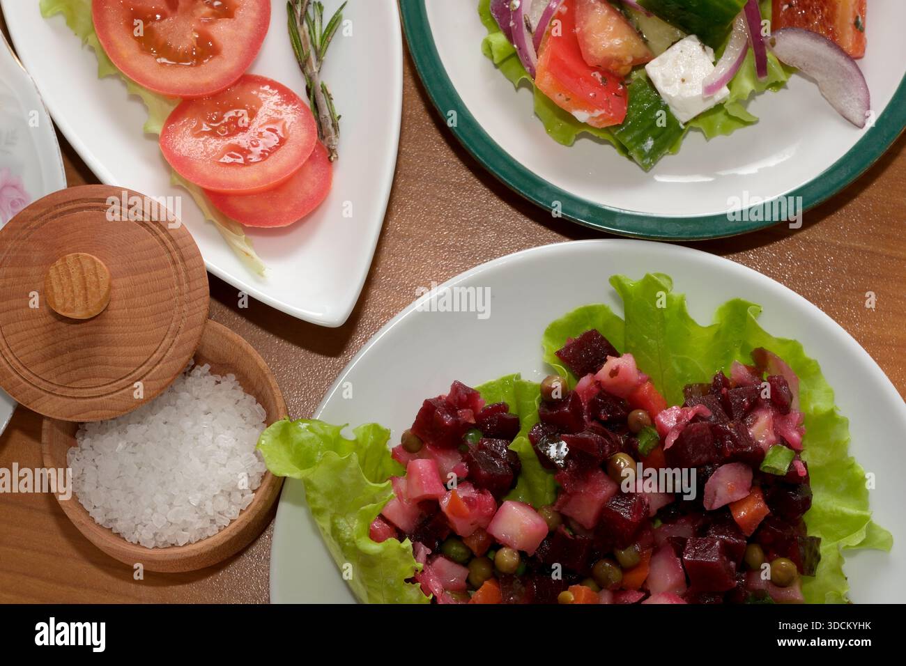 Frische Salate glänzen in lebendigen Farben und zeigen gesunde Zutaten und Texturen. Stockfoto