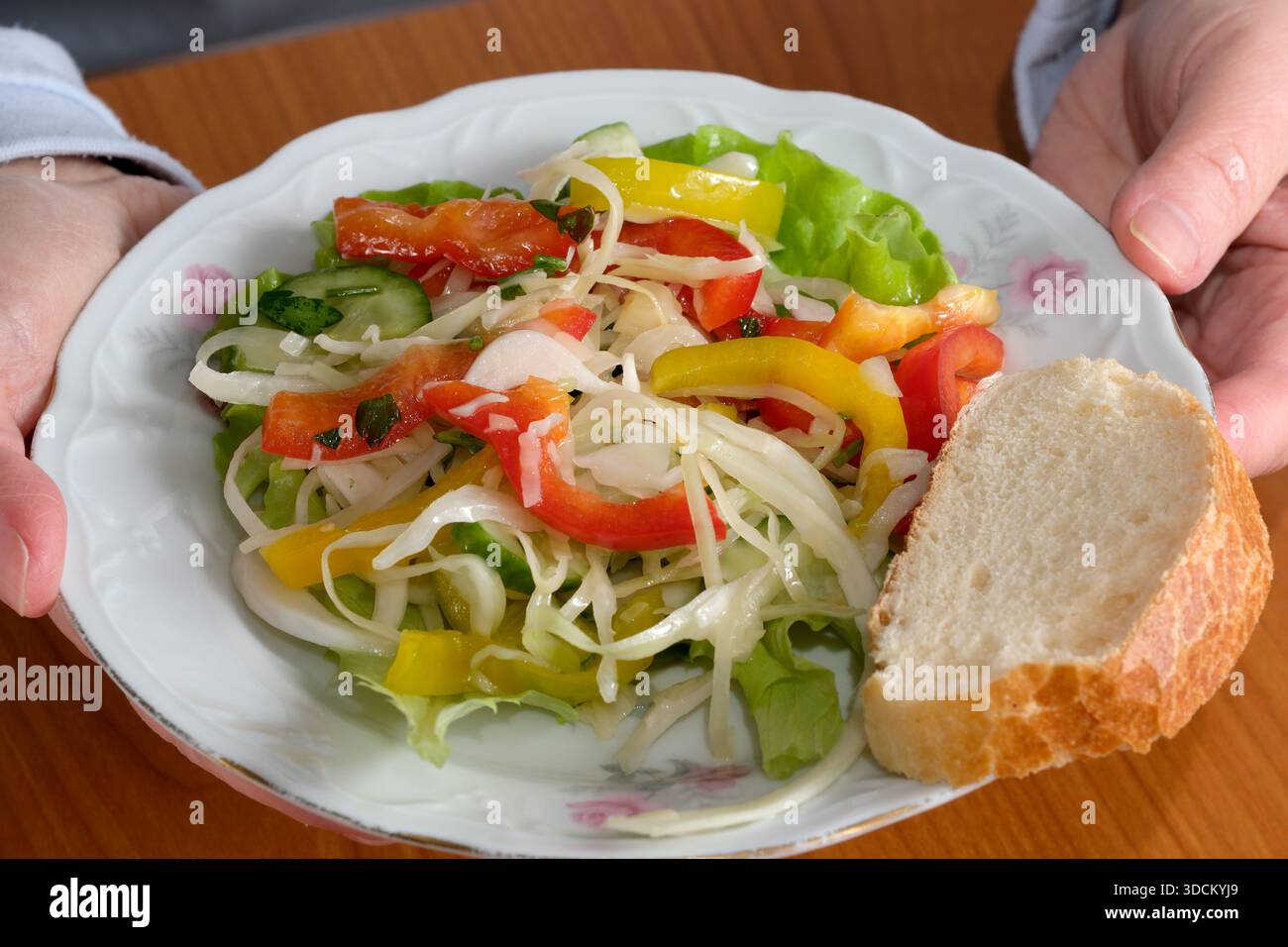Frisches Gemüse und lebendiges Gemüse sorgen für ein köstliches Gericht mit Brot. Stockfoto
