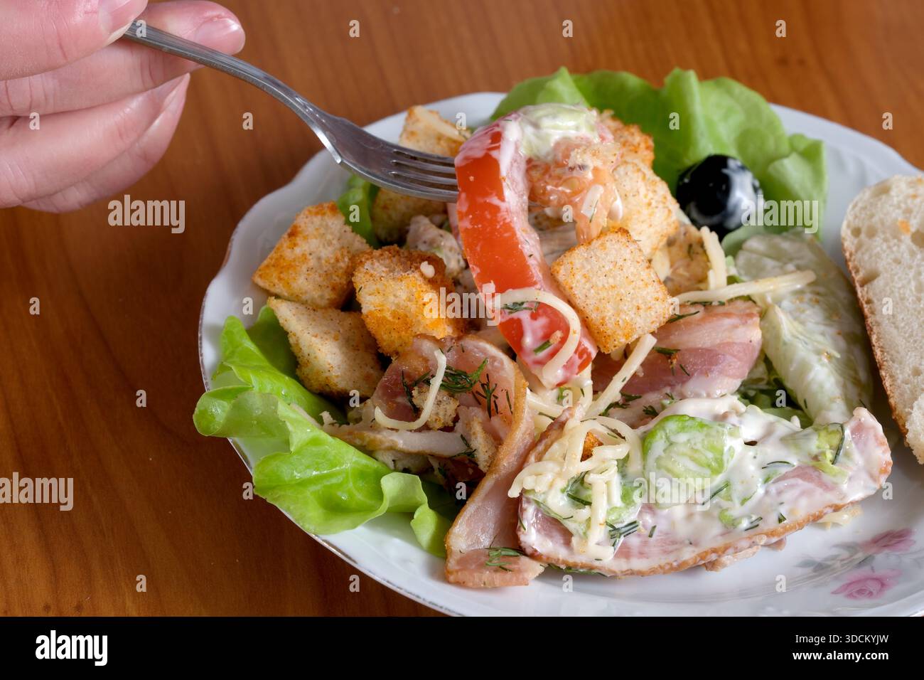 Ein köstlicher Salat gefüllt mit Crunch und Farbe wird zum Mittagessen genossen. Stockfoto