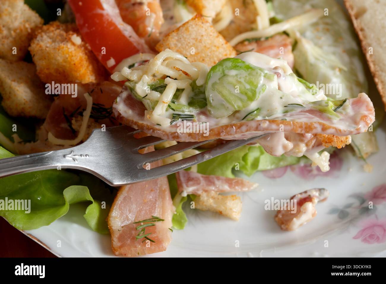 Frisches Gemüse mit knusprigen Croutons, leckerem Schinken und cremiger Sauce wartet auf den Genuss. Stockfoto