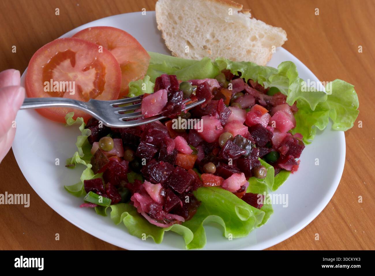 Ein lebhafter Salat mit Rüben, Kartoffeln und Gemüse wartet auf einen köstlichen Happen. Stockfoto