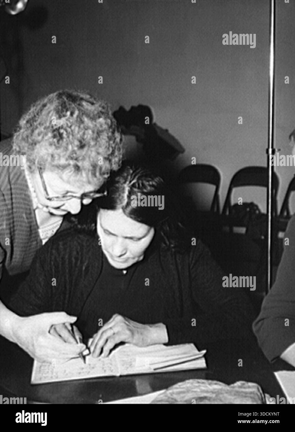 New York, New York. Kurse in Staatsbürgerschaft und Englisch für Italiener, die kostenlos in der Hudson Park Library an der Seventh Avenue in der Nähe der Bleeker Street angeboten werden Stockfoto
