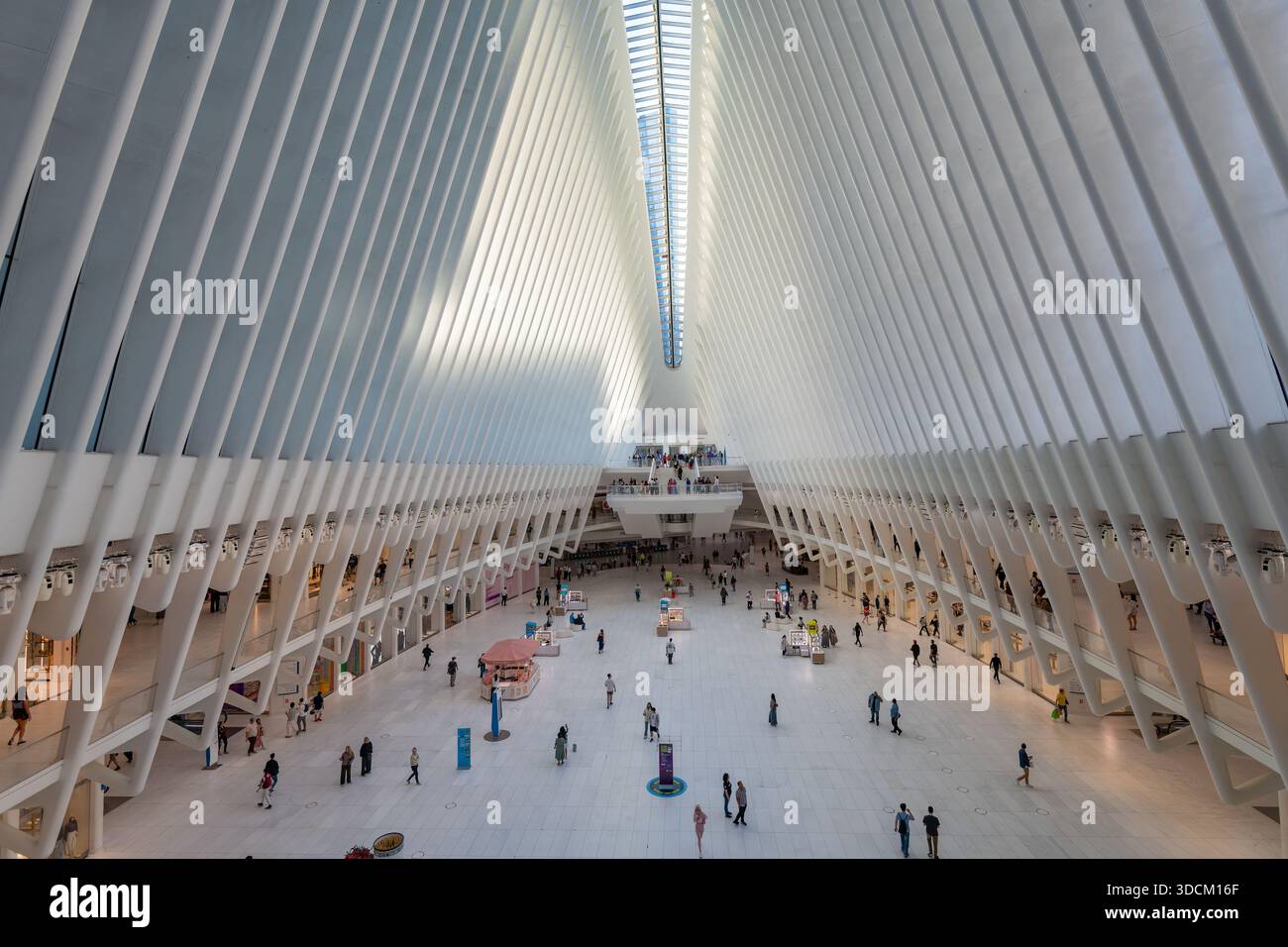 Pendler und Käufer bewegen sich durch die riesige Marmorhalle des Oculus am World Trade Center Transportation Hub in New York City Stockfoto