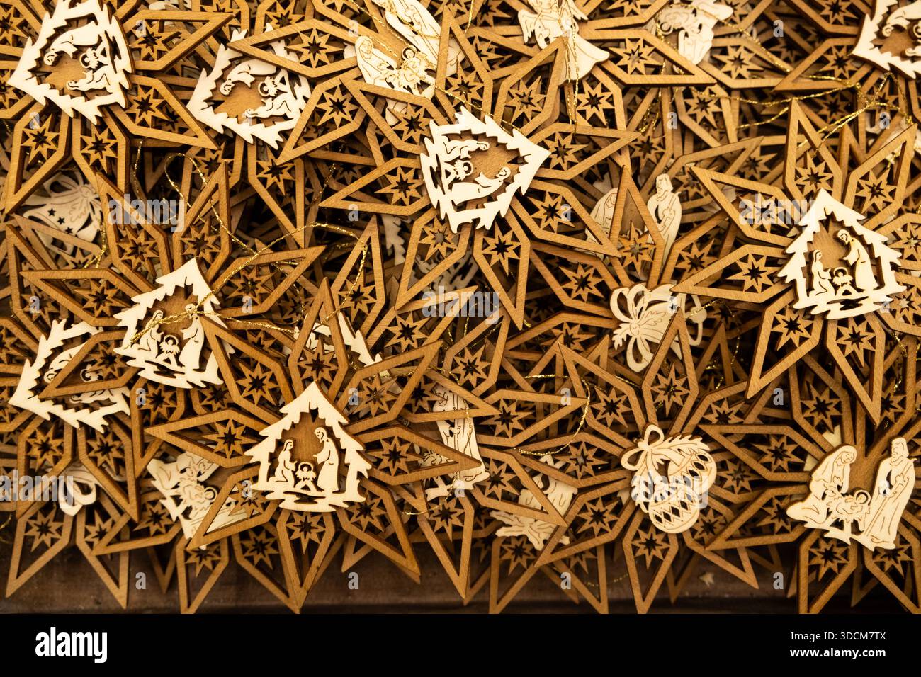 Umweltfreundliche Weihnachtsdekoration aus Naturholz, Holzschneeflocken-Ornamente Stockfoto