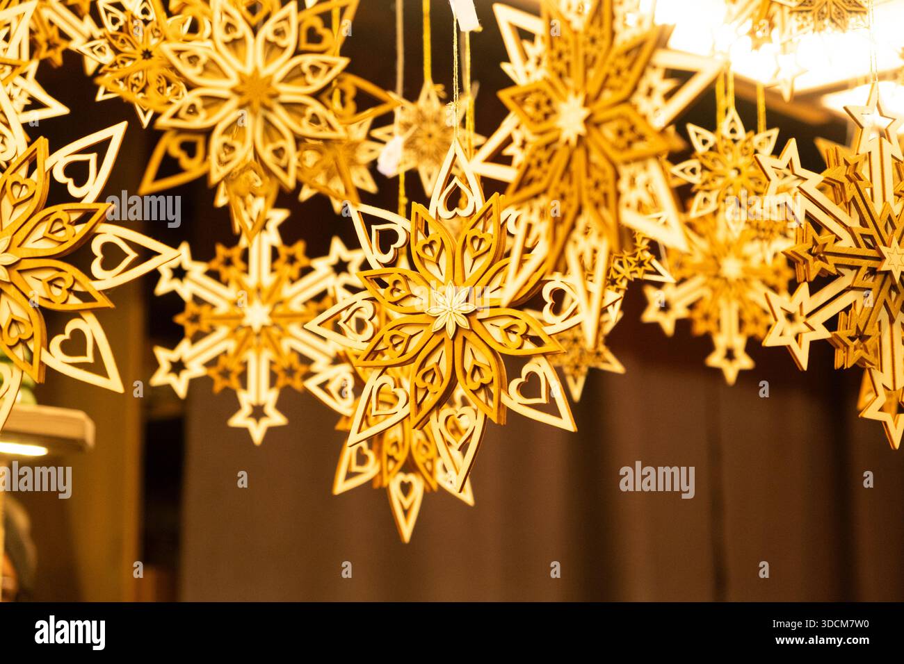Umweltfreundliche Weihnachtsdekoration aus Naturholz, Holzschneeflocken-Ornamente Stockfoto