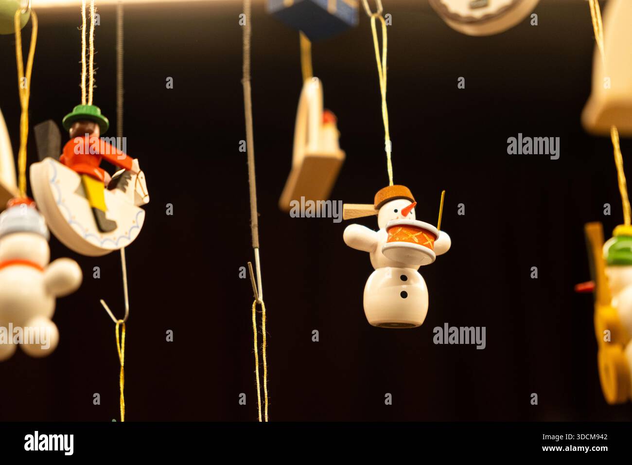 Handgefertigte Holzfiguren mit Schneemännern Weihnachtsbaumschmuck. Stockfoto