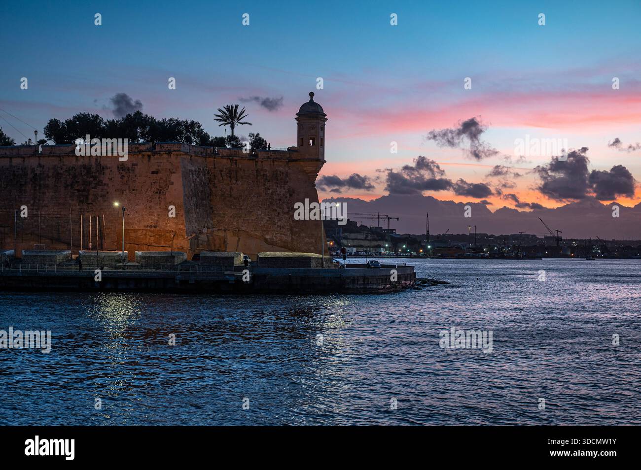 Blick auf den Grand Harbour mit Birgu und Cospicua, zwei der drei Städte, mit Vergnügungsyachten und Segelbooten während der Dämmerung in Valletta, Malta, 7. Dezember 2025. Stockfoto