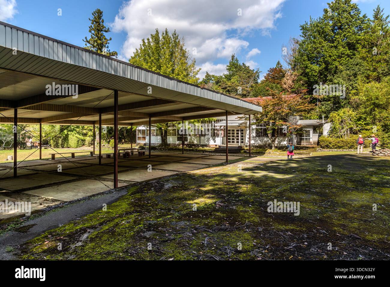In Mizunomi-oji, auf dem Pilgerweg zwischen Hosshinmon-oji und Hongu Taisha-Schrein, gibt es auch ein altes Schulgelände. Der Pilgerweg führt von hier in den Wald. Es gibt eine Briefmarkenbox und eine Pilgertoilette sowie Jizo-Statuen mit einer Wasserquelle. Bau einer stillgelegten Grundschule auf der Pilgerroute Kumano Kodo in der Nähe von Tanabe, Präfektur Wakayama, Japan Stockfoto