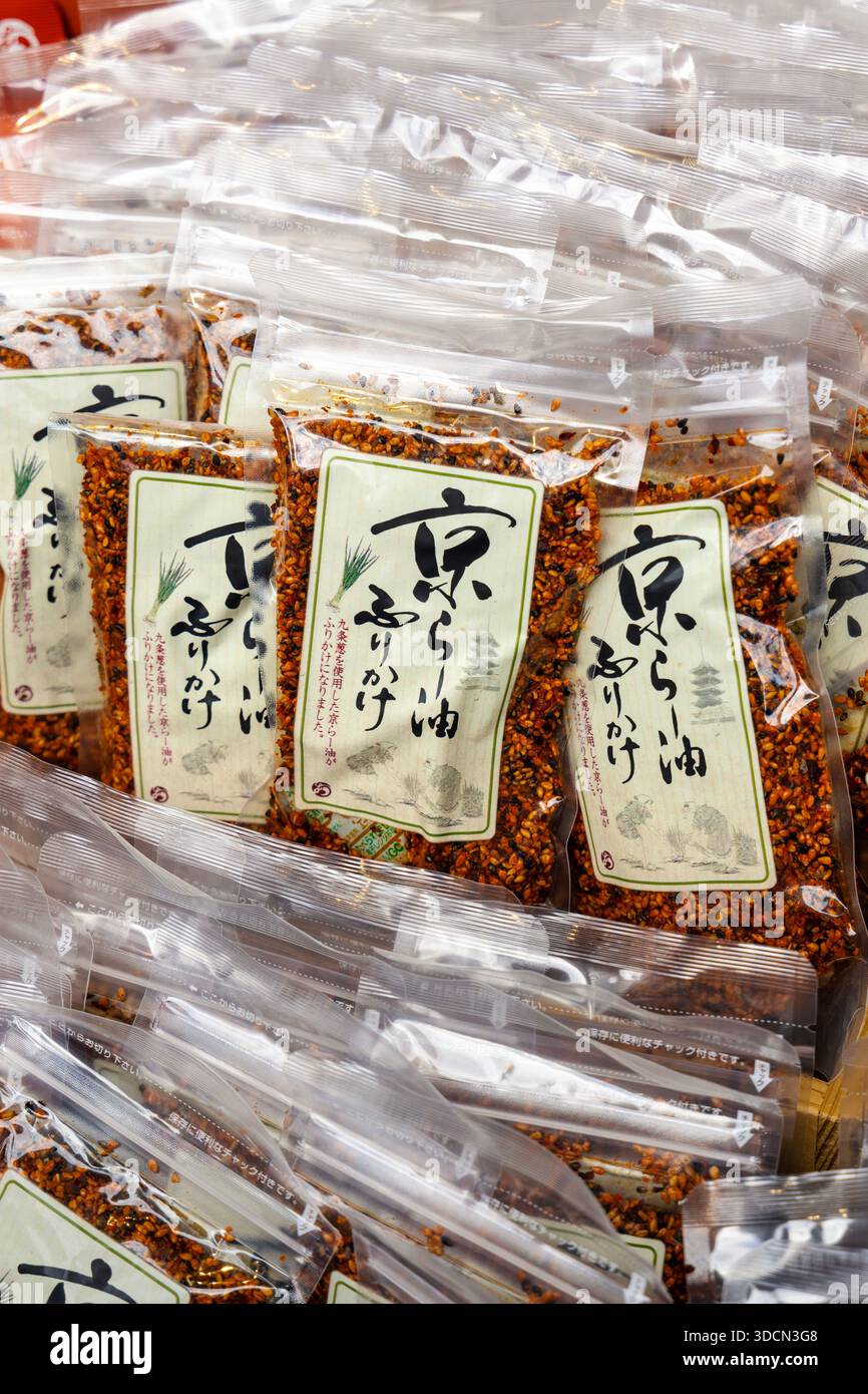 Packungen mit Kyo Rayu Furikake, populäres Chiliöl-Reiswürz Stockfoto