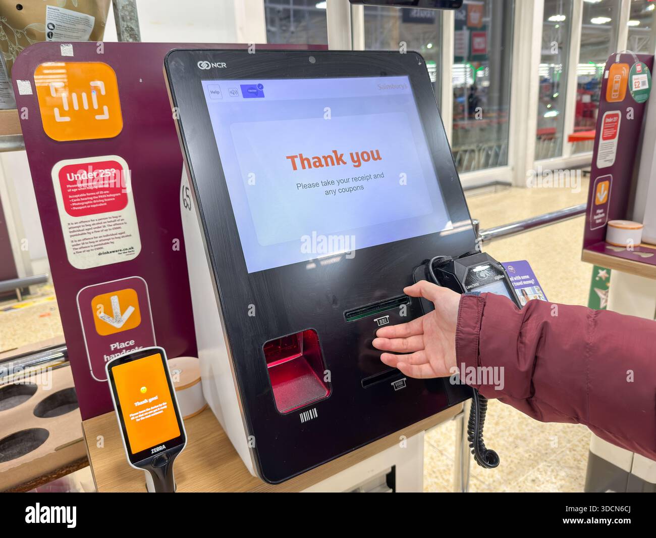 Der Käufer nutzt das Sainsbury Smart Shop Self-Checkout Terminal mit kontaktloser Bezahlung und automatisierter Einzelhandelstechnologie, London England Stockfoto