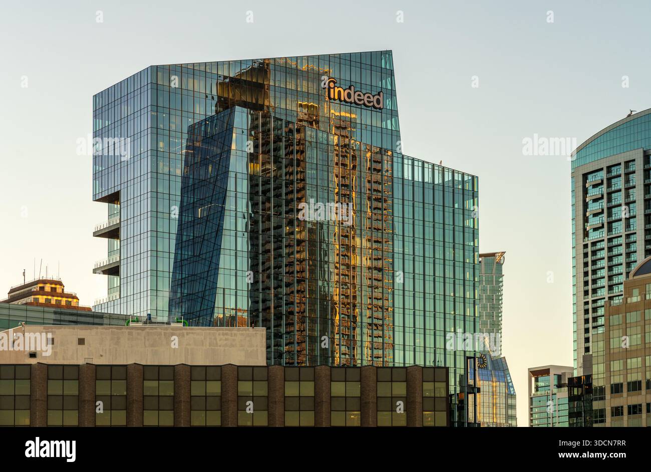 Austin, Texas – 11. Dezember 2025: Reflexionen von Turmblöcken im True Tower Building in der Innenstadt von Austin. Stockfoto