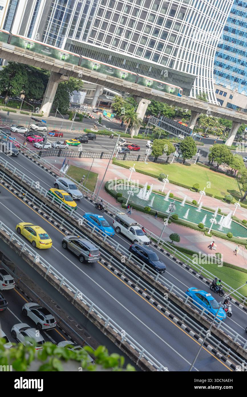 Stadtgeometrie. Blick auf das Stadtzentrum vom Dachpark in Dusit Central Park, Bangkok, Thailand Stockfoto