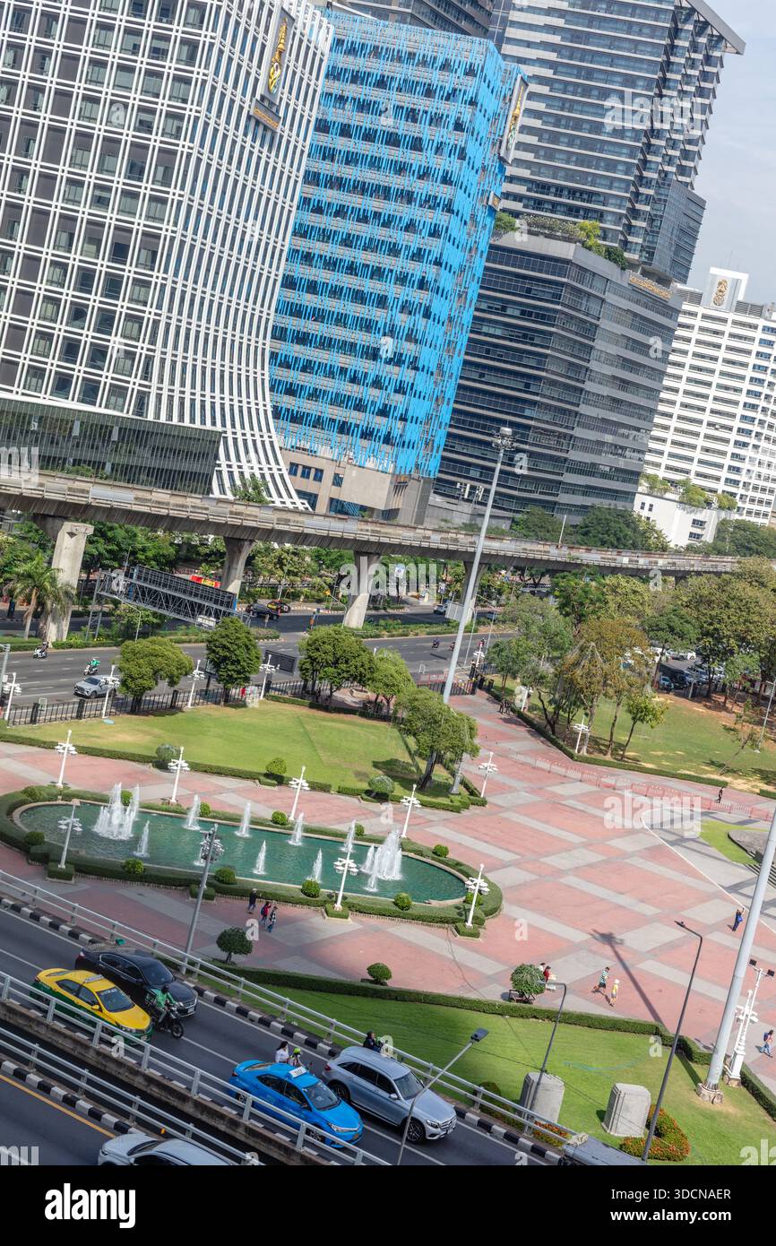 Stadtgeometrie. Blick auf das Stadtzentrum vom Dachpark in Dusit Central Park, Bangkok, Thailand Stockfoto