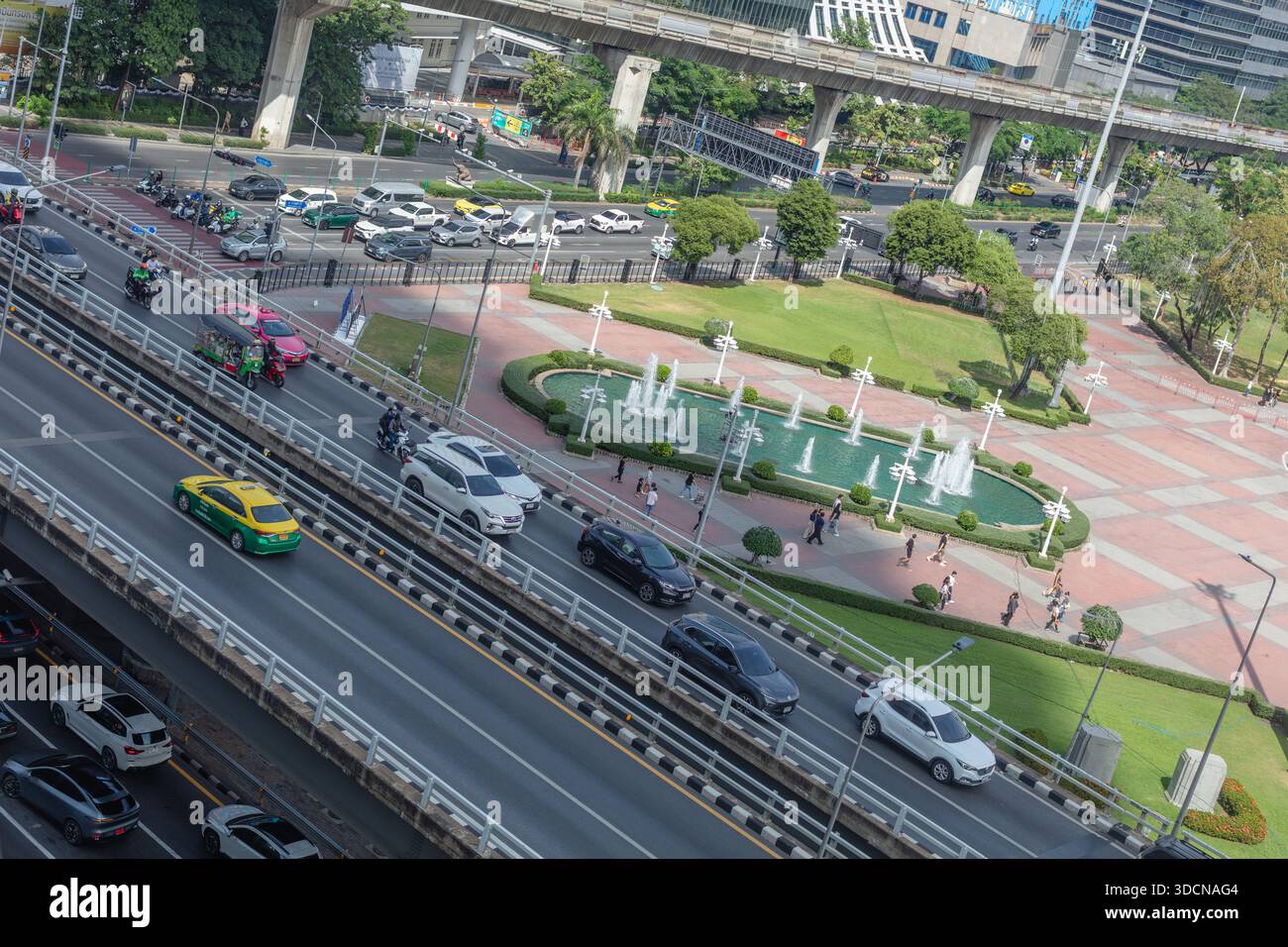 Stadtgeometrie. Blick auf das Stadtzentrum vom Dachpark in Dusit Central Park, Bangkok, Thailand Stockfoto