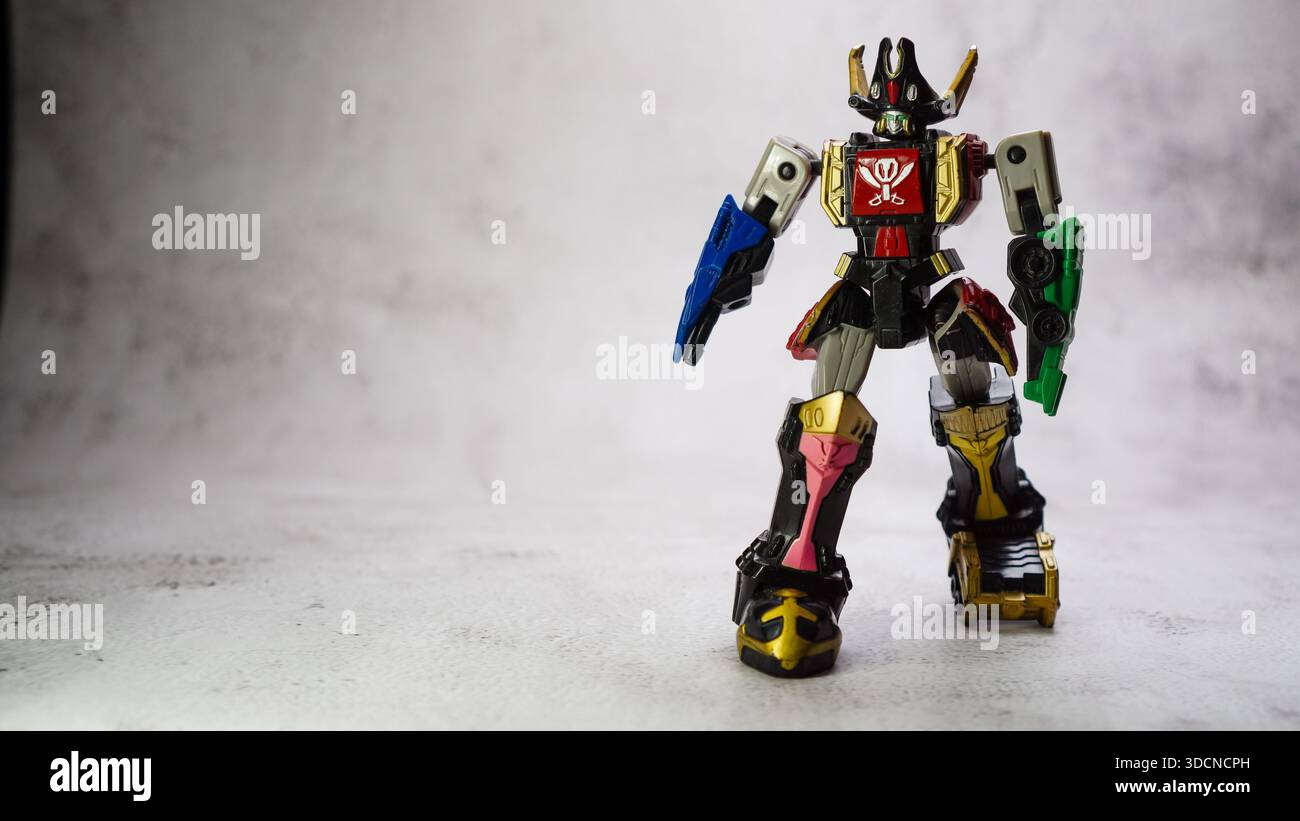 IPOH, MALAYSIA – 21. JANUAR 2022: Eine bunte, bewegliche Sentai Gokaiger Gokai Oh Roboter-Actionfigur steht vor einem schlichten Hintergrund. Stockfoto