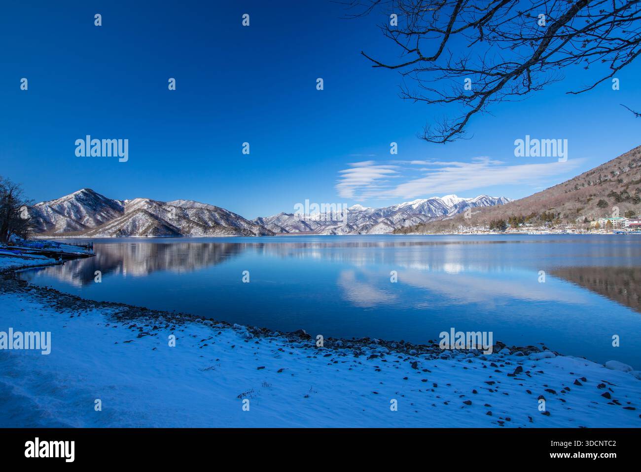 Winterlandschaft des Lake Chuzenji in Oku-Nikko, Präfektur Tochigi Stockfoto