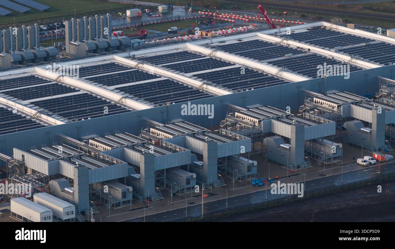 Drohnenvideo über das Rechenzentrum Winschoten in den Niederlanden, in dem die großangelegte Cloud-Computing-Infrastruktur mit Solarenergie hervorgehoben wird, Stockfoto