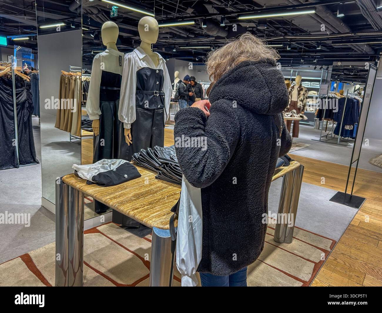 Paris, Frankreich, Leute einkaufen im Inneren, Chinesisches Discount Bekleidungsgeschäft Shein, im Kaufhaus BHV Stockfoto