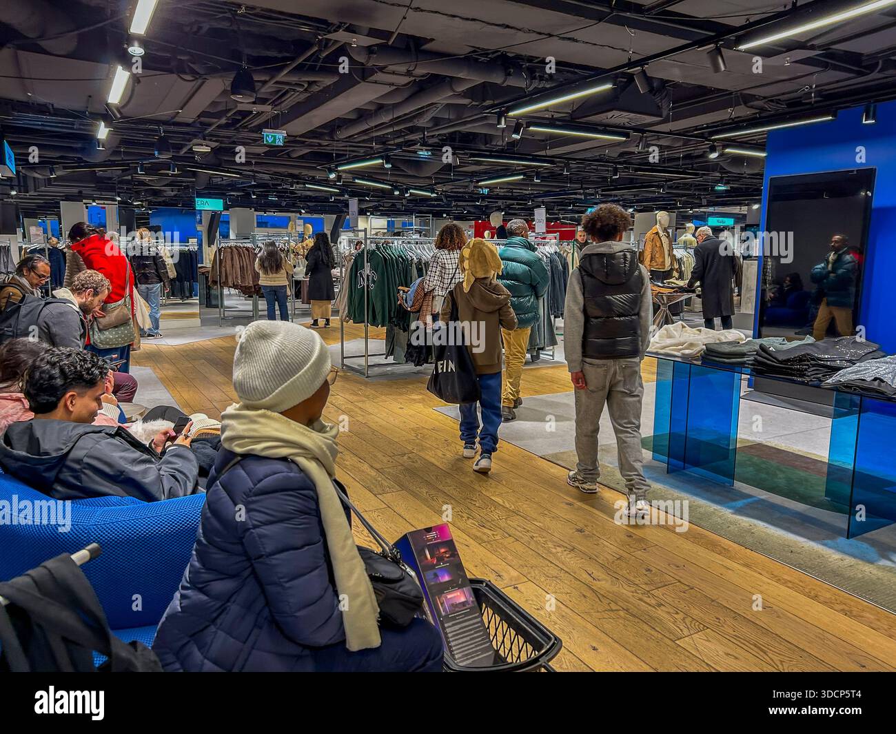 Paris, Frankreich, Leute einkaufen im Inneren, Chinesisches Discount Bekleidungsgeschäft Shein, im Kaufhaus BHV Stockfoto