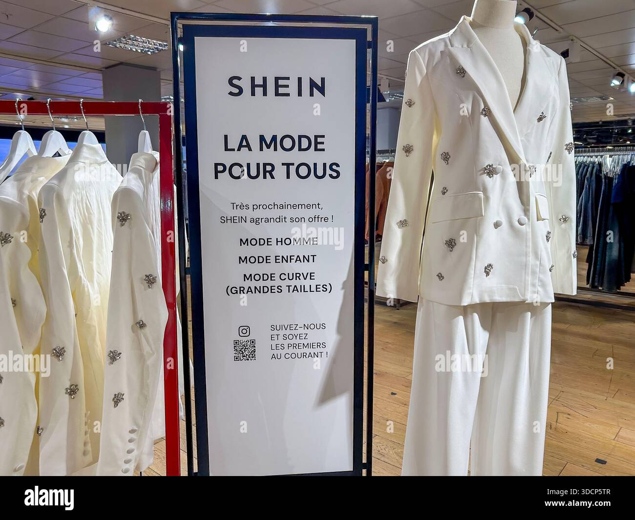 Paris, Frankreich, Nahaufnahme, Schild, Logo, im Inneren des chinesischen Discount-Bekleidungsgeschäfts im Kaufhaus BHV, Damenbekleidung-Display Stockfoto