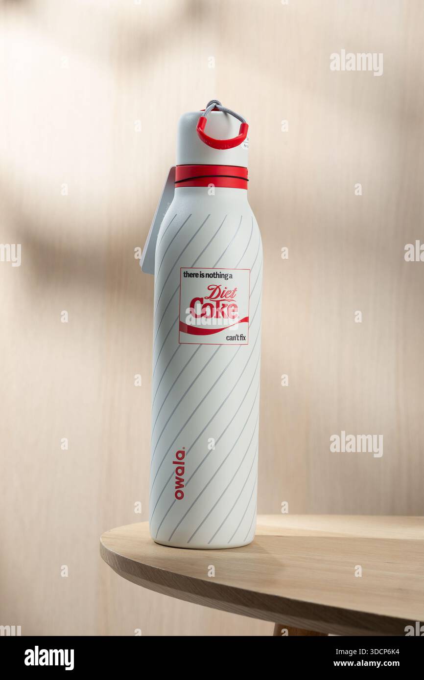 Bangkok Thailand – 23. Dezember 2025: Coca-Cola hebt das weltweite Lifestyle-Branding mit einer hochwertigen Cola-Isolierflasche mit ikonischem roten Akzent auf Stockfoto