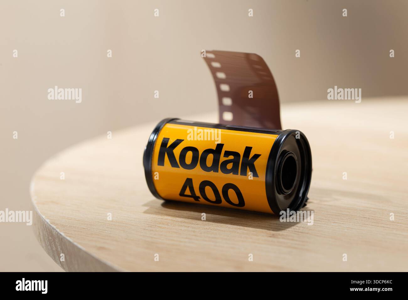 Bangkok Thailand – 24. Dezember 2025: Kodak präsentiert 35-mm-ISO400-Filme, die klassische analoge Fotografie, zuverlässige Belichtung, satte Farbtöne und betonen Stockfoto