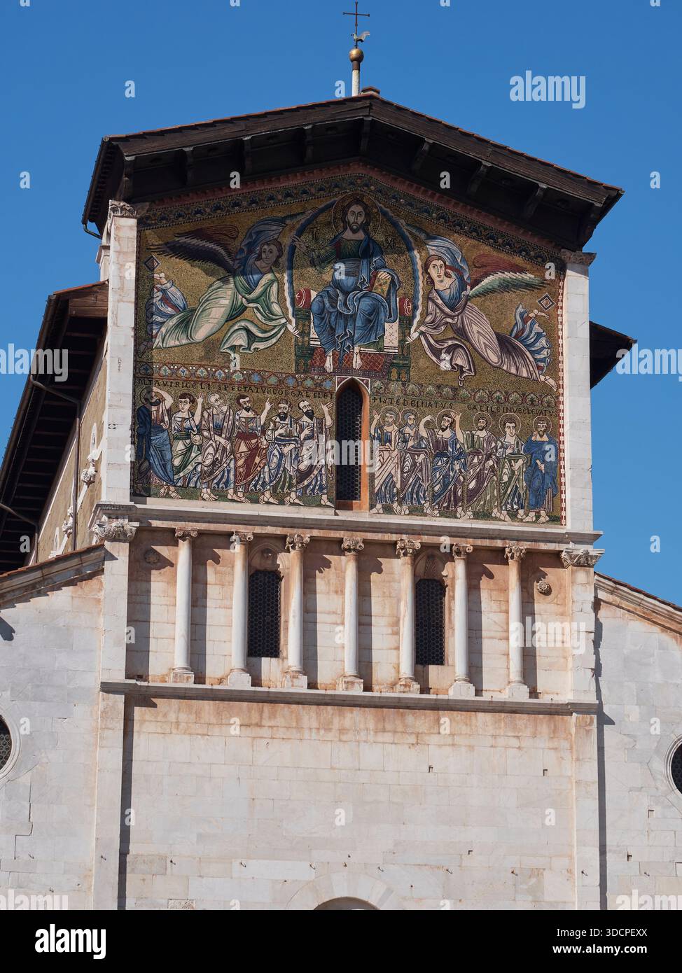 Vater und Sohn mit ihrem Hund auf der Straße in Pescia, Italien, interagieren, während eine Parade vorbei geht. Stockfoto