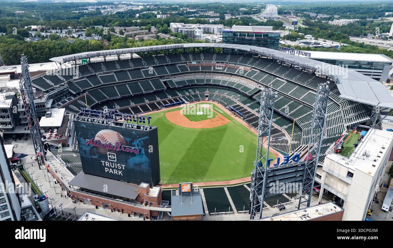 Ein Blick aus der Vogelperspektive auf den Truist Park zeigt ein modernes Baseballstadion in der Vorstadtlandschaft von Cobb County. Umgeben von Battery Atlanta, Grünanlagen und Autobahnen fügt sich der Park nahtlos in die geschäftige Cumberland-Gemeinde ein, mit dem charakteristischen Design des Stadions und dem von oben sichtbaren Feld. Stockfoto