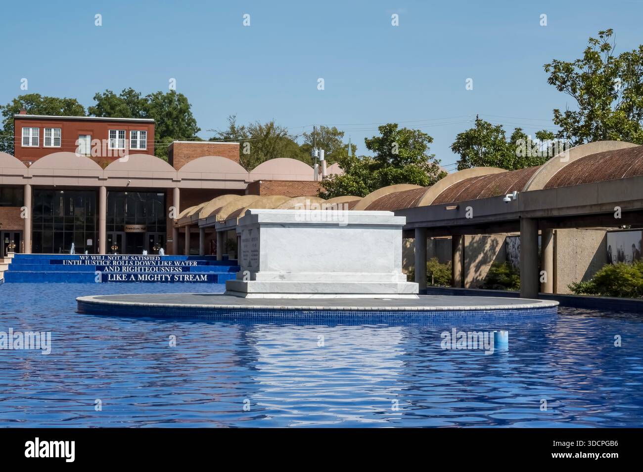 Das Grab von Martin Luther King Jr. und Coretta Scott King liegt gegenüber der Auburn Avenue vom King Center. Der Ort verfügt über einen reflektierenden Pool mit Freedom Hall im Osten und Ebenezer Baptist Church im Westen. Stockfoto